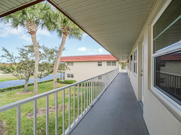 $1,200 | 74 Royal Oak Court, Unit 205, Vero Beach, FL 32962