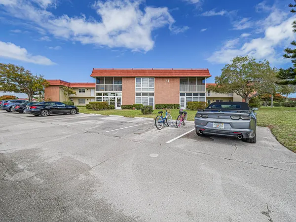 $1,200 | 74 Royal Oak Court, Unit 205, Vero Beach, FL 32962