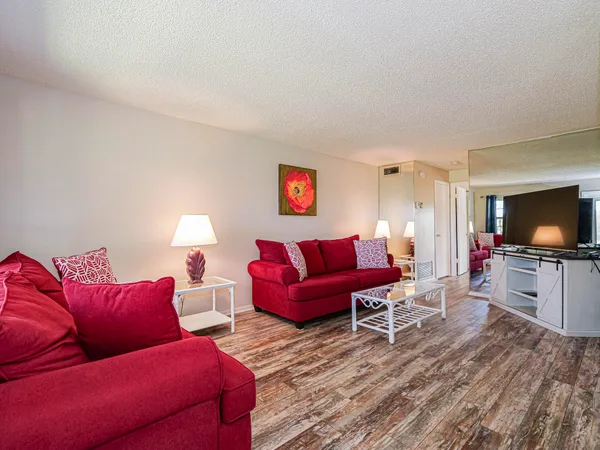 $1,200 | 74 Royal Oak Court, Unit 205, Vero Beach, FL 32962