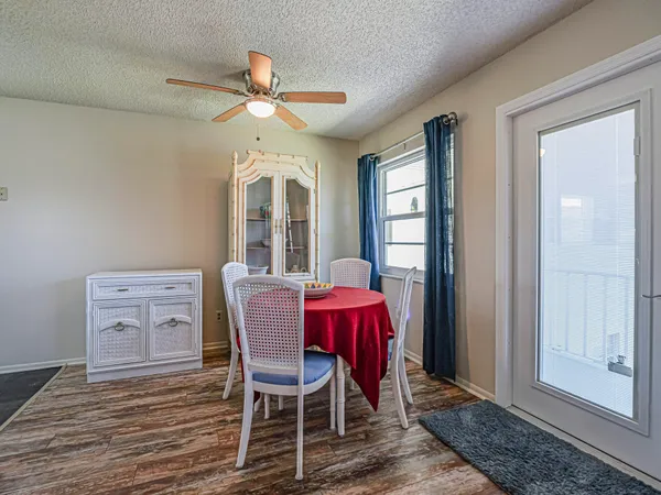 $1,200 | 74 Royal Oak Court, Unit 205, Vero Beach, FL 32962