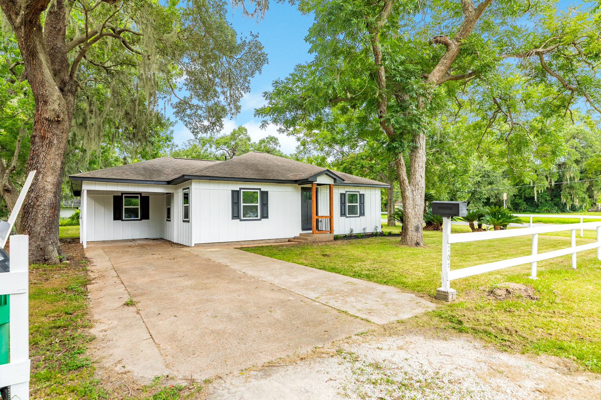 a view of a house with backyard and a tree