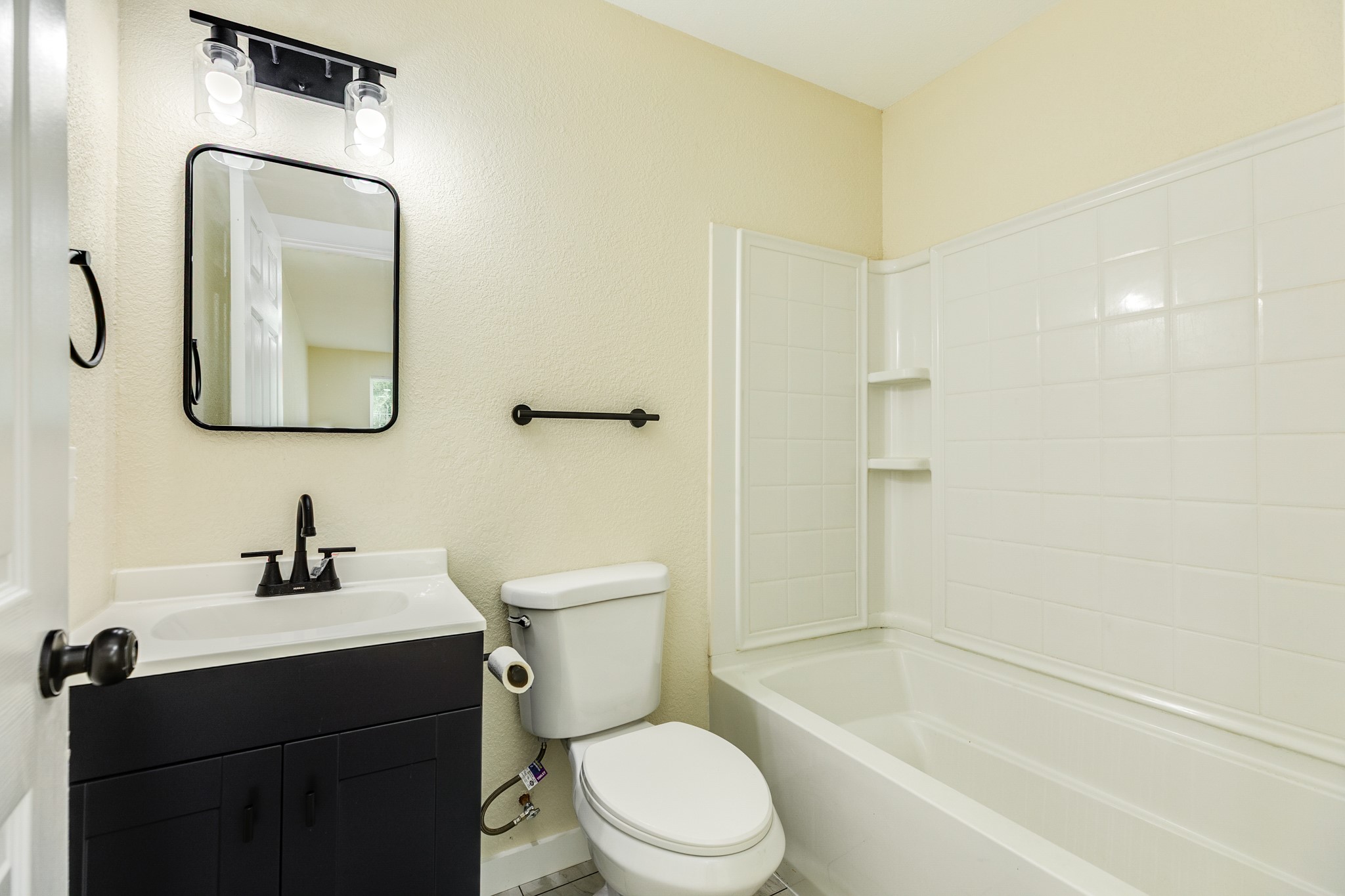 207 Stockman Street Sweeny, TX 77480 - Photo 19 of 22 a bathroom with a toilet sink vanity tub and shower