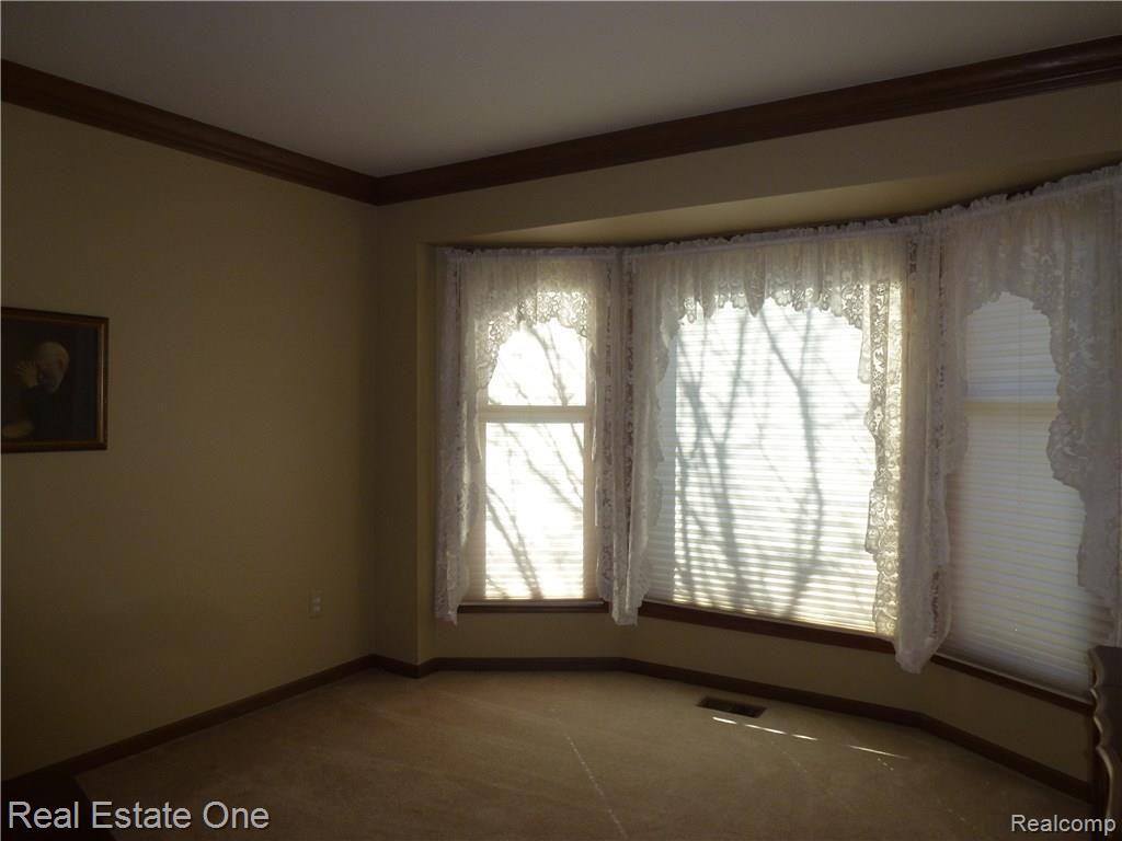 539 Shellbourne Drive Rochester, MI 48309 - Photo 11 of 37 Dining Room with Bowed Window
