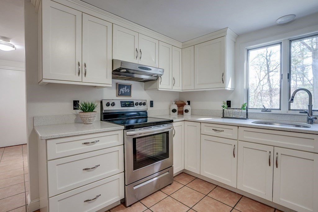 31 Martin Road Reading, MA 01867 - Photo 3 of 28 Gallery Image 3