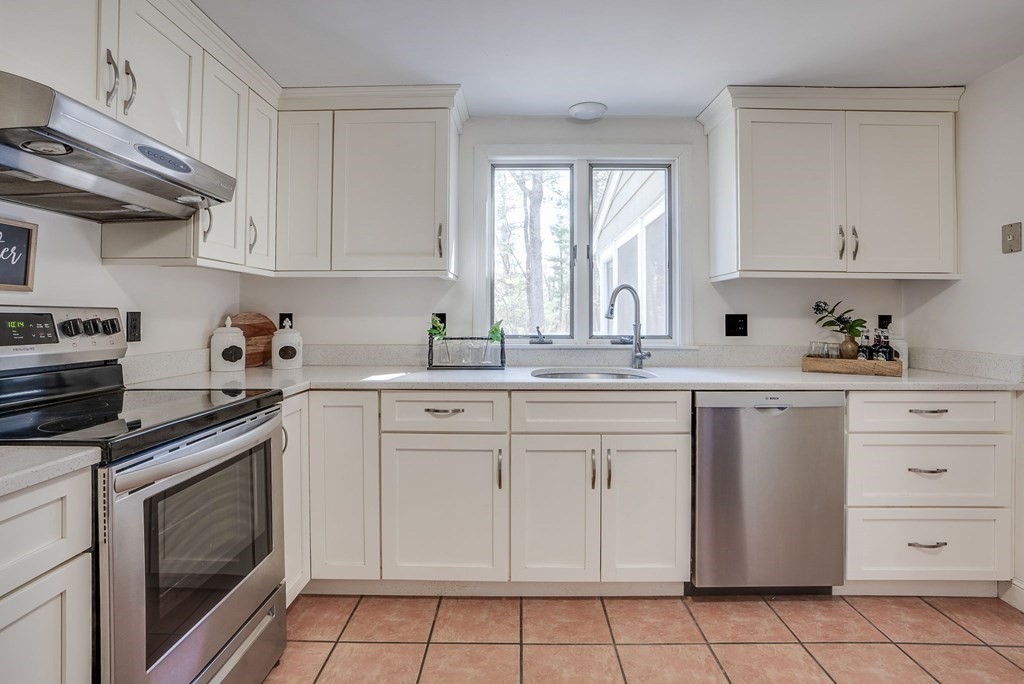 31 Martin Road Reading, MA 01867 - Photo 5 of 28 Gallery Image 5