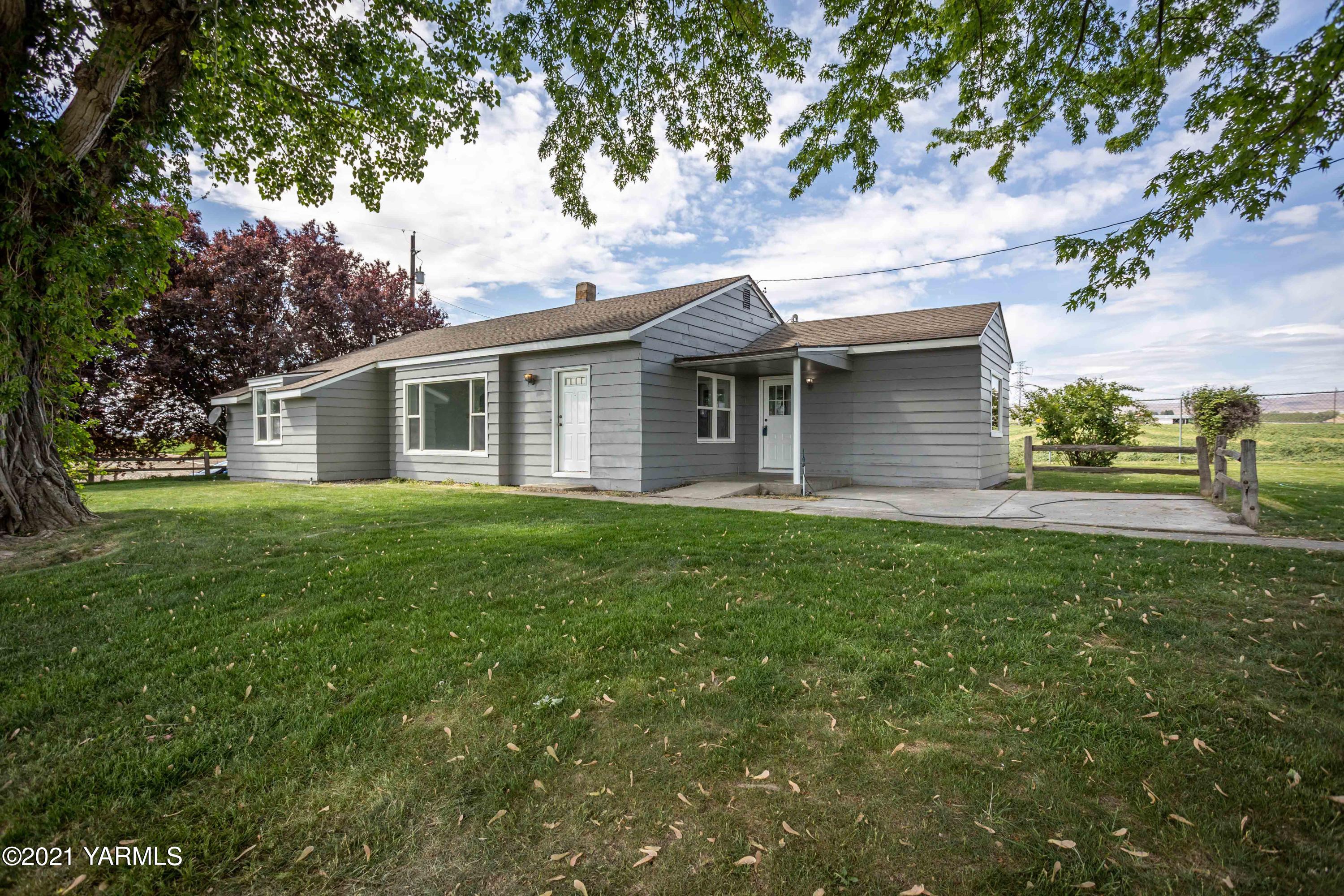 871 Reeves Road Outlook, WA 98938 - Photo 1 of 22 a front view of house with yard and green space