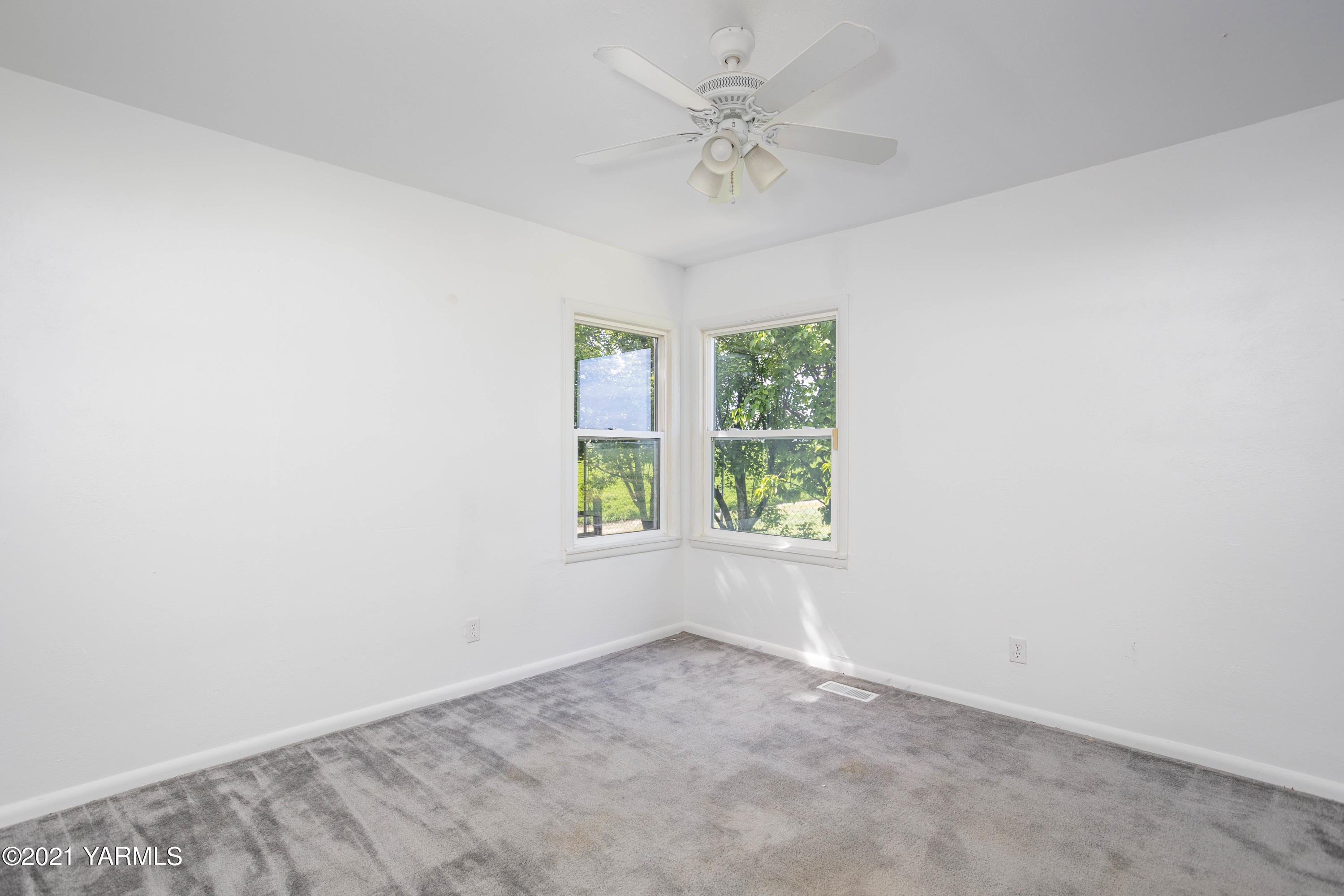 871 Reeves Road Outlook, WA 98938 - Photo 11 of 22 an empty room with a window