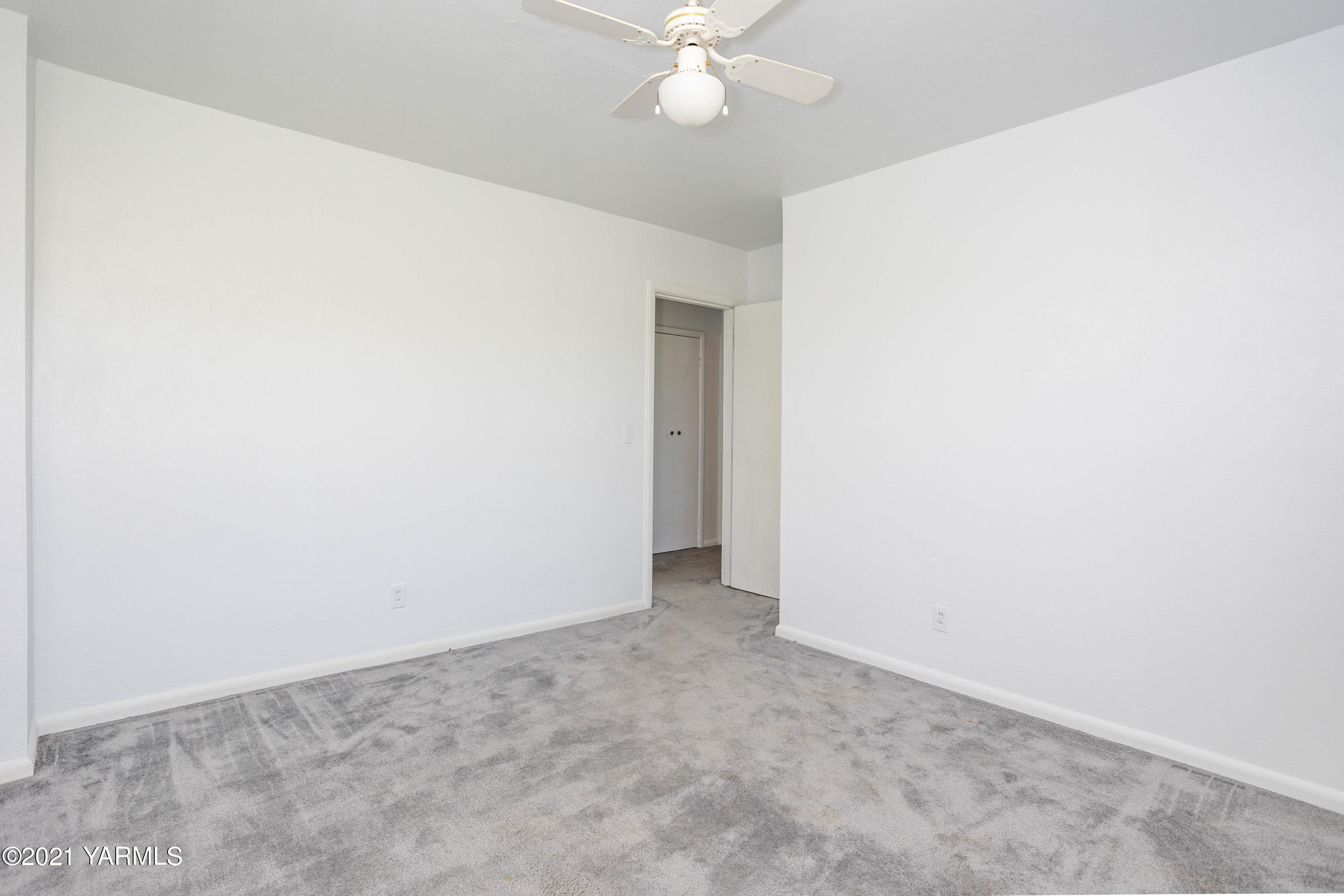 871 Reeves Road Outlook, WA 98938 - Photo 13 of 22 an empty room with a fan and a ceiling fan