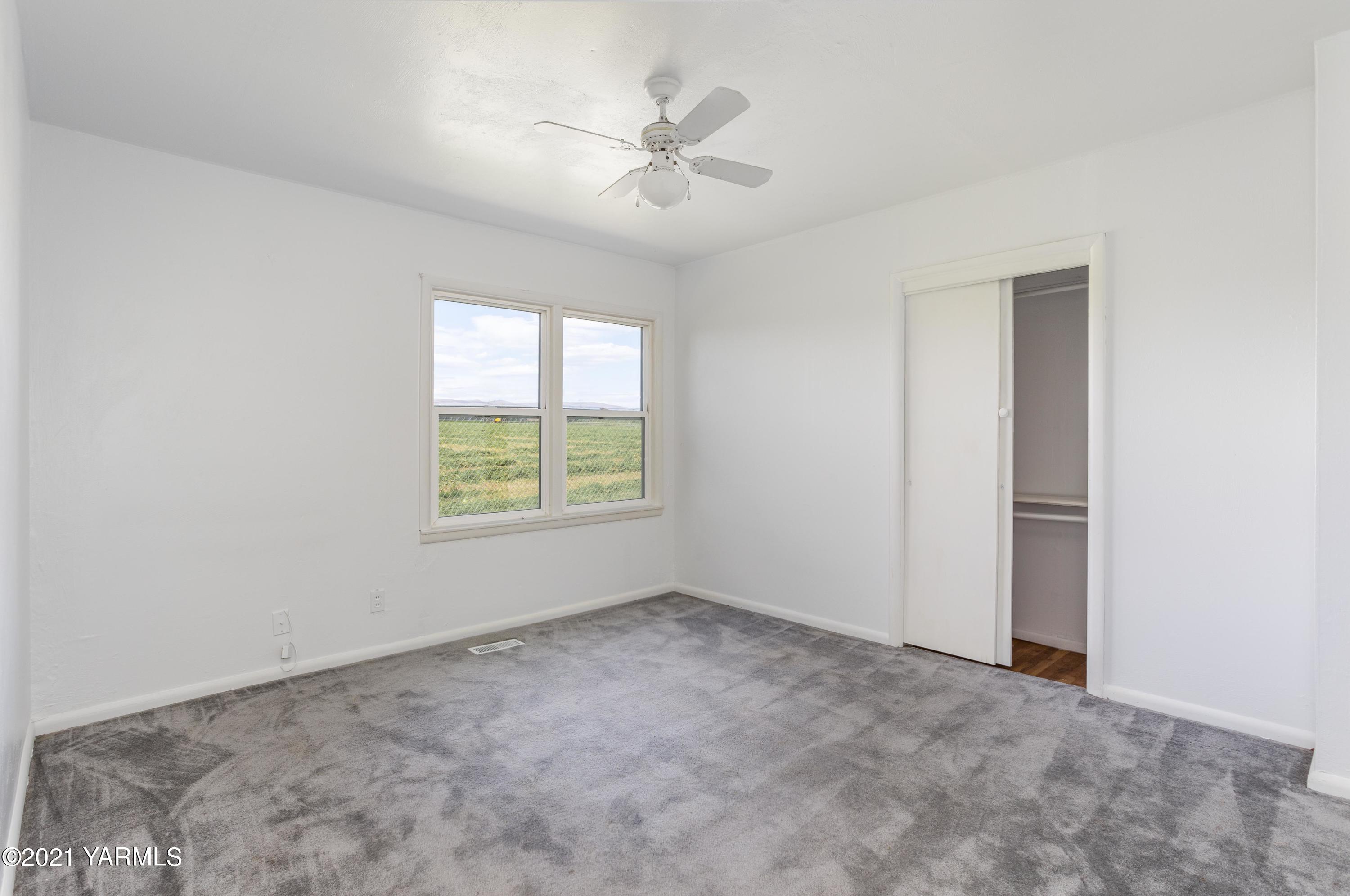 871 Reeves Road Outlook, WA 98938 - Photo 14 of 22 an empty room with windows and ceiling fan