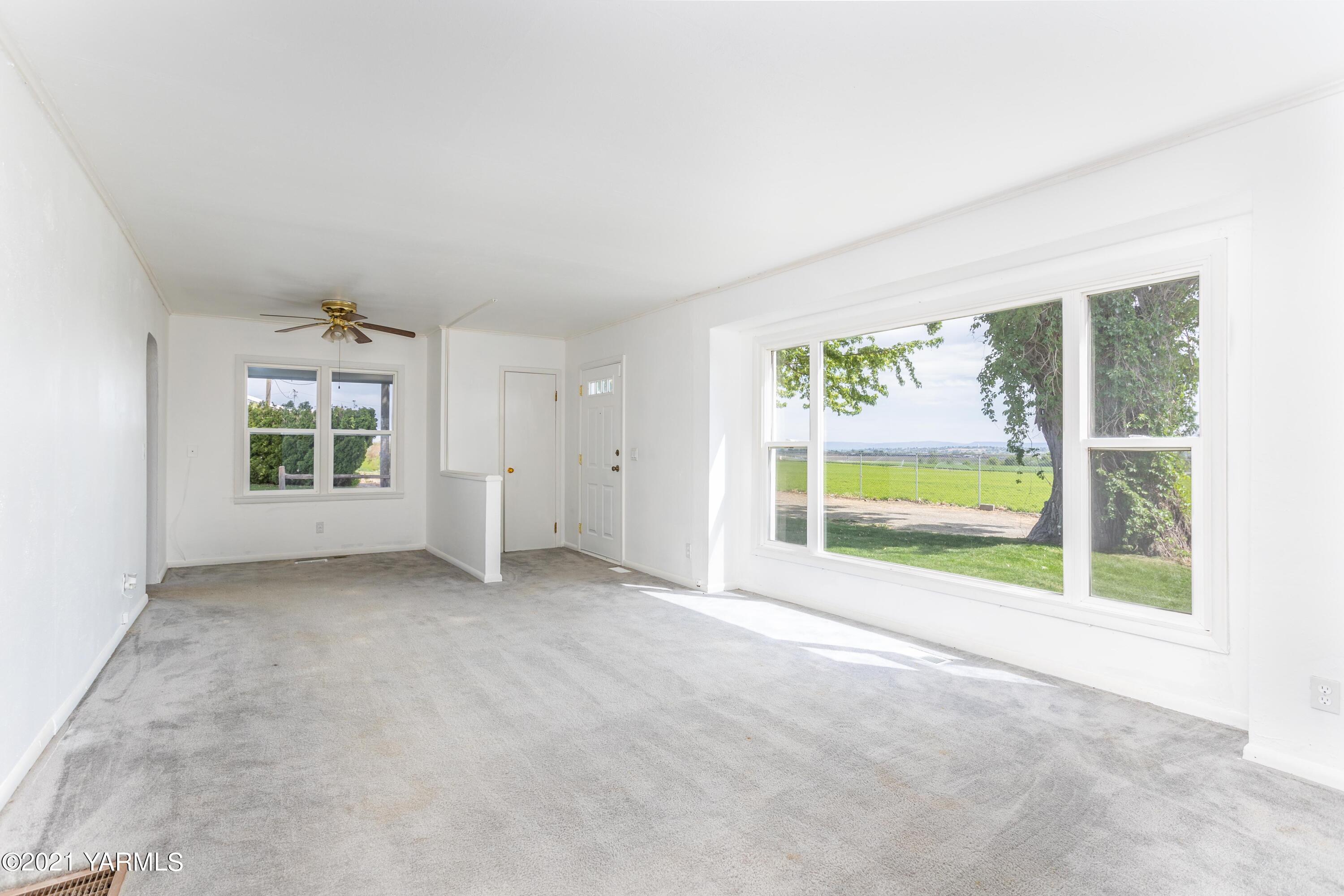 871 Reeves Road Outlook, WA 98938 - Photo 3 of 22 an empty room with a fireplace