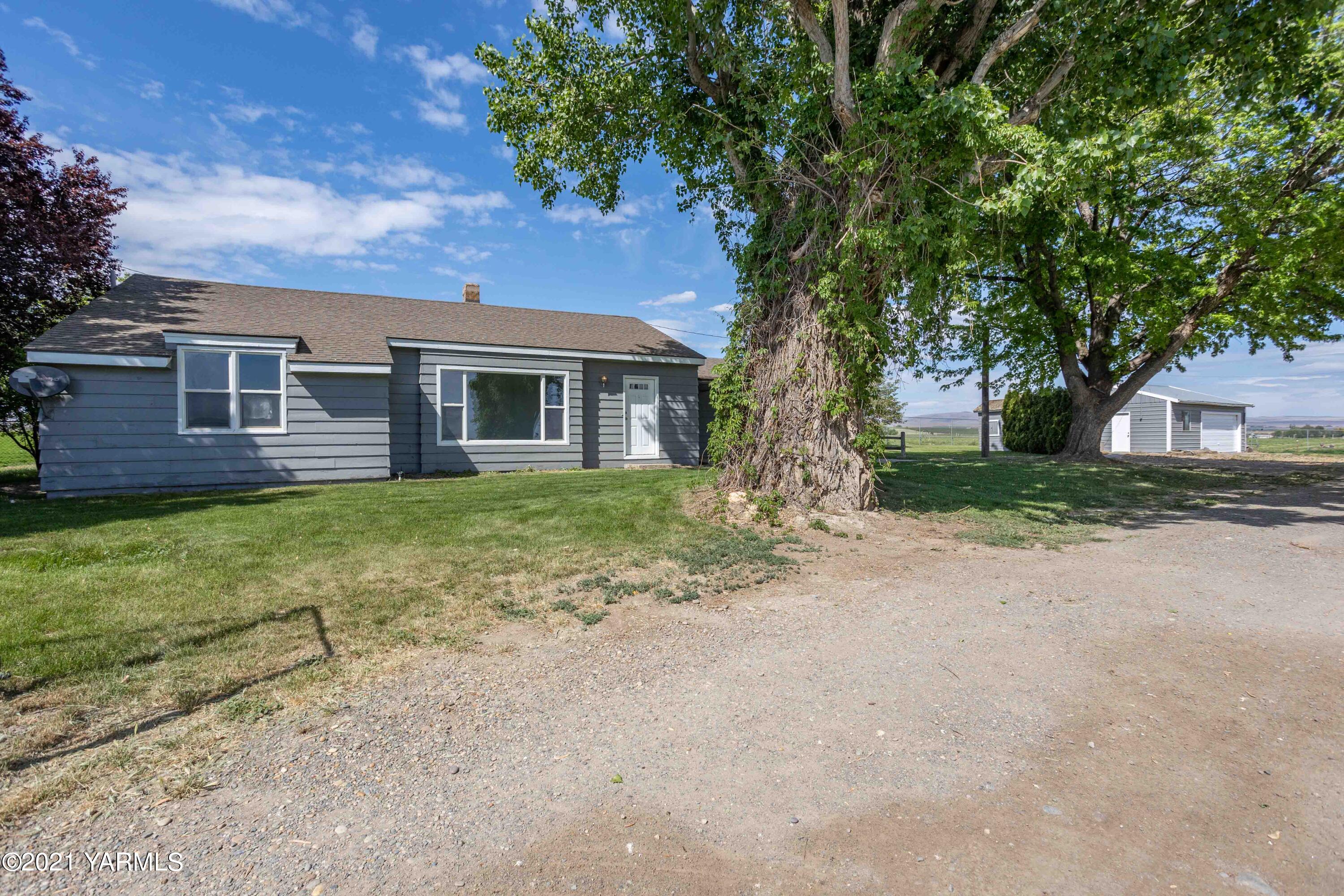 871 Reeves Road Outlook, WA 98938 - Photo 21 of 22 front view of house with a yard