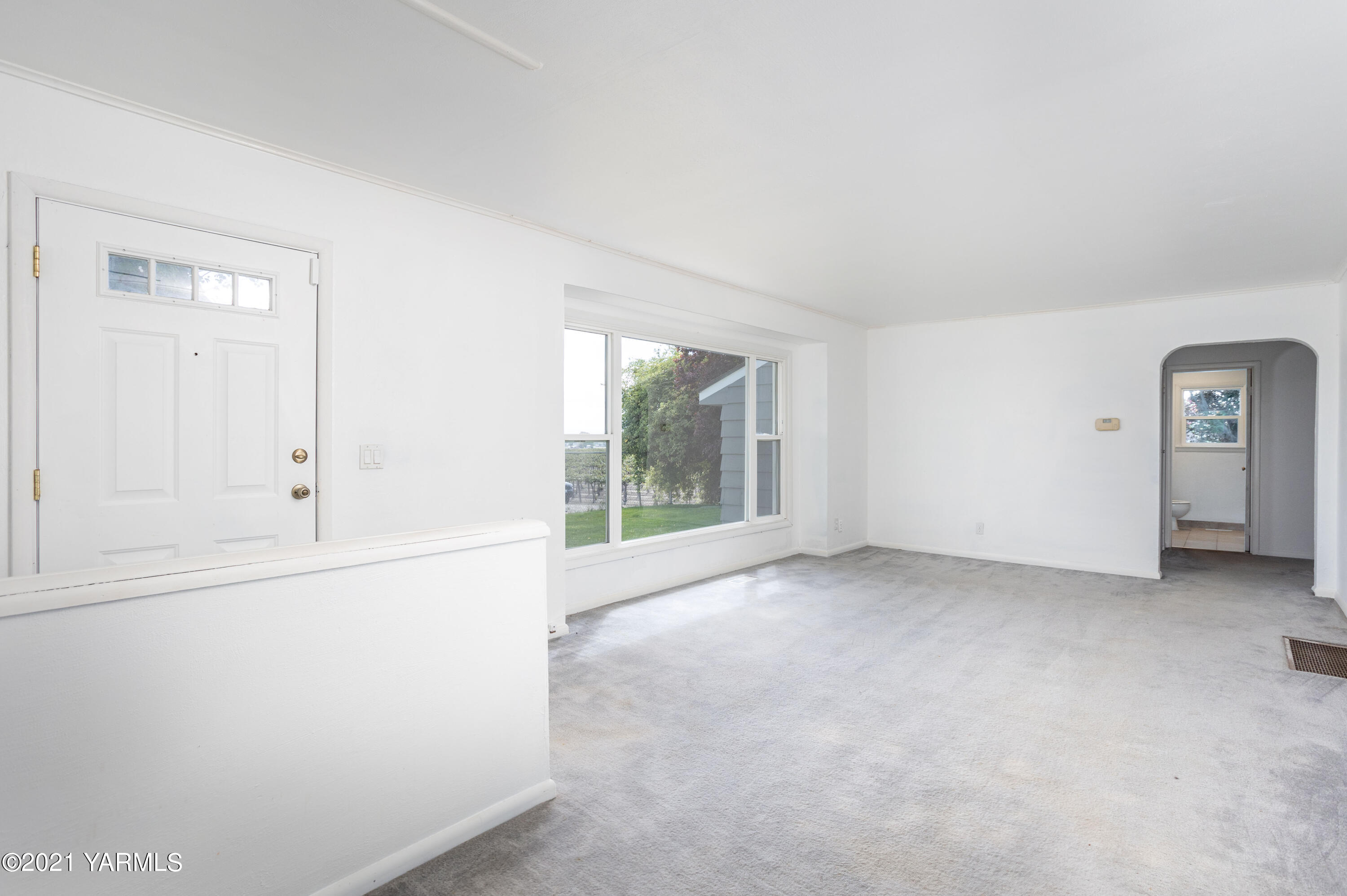 871 Reeves Road Outlook, WA 98938 - Photo 5 of 22 an empty room with windows