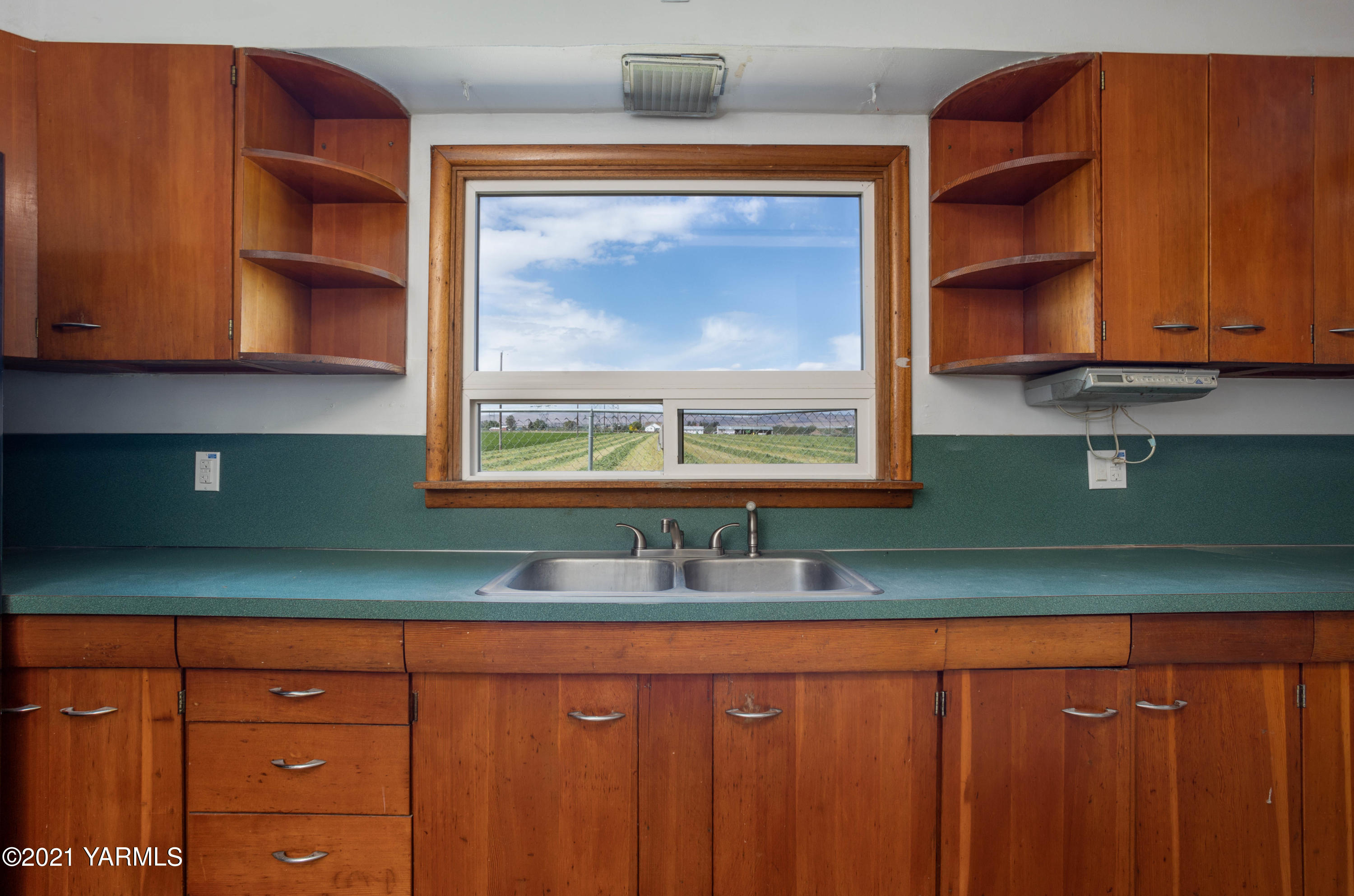 871 Reeves Road Outlook, WA 98938 - Photo 9 of 22 a view of cabinets and a window