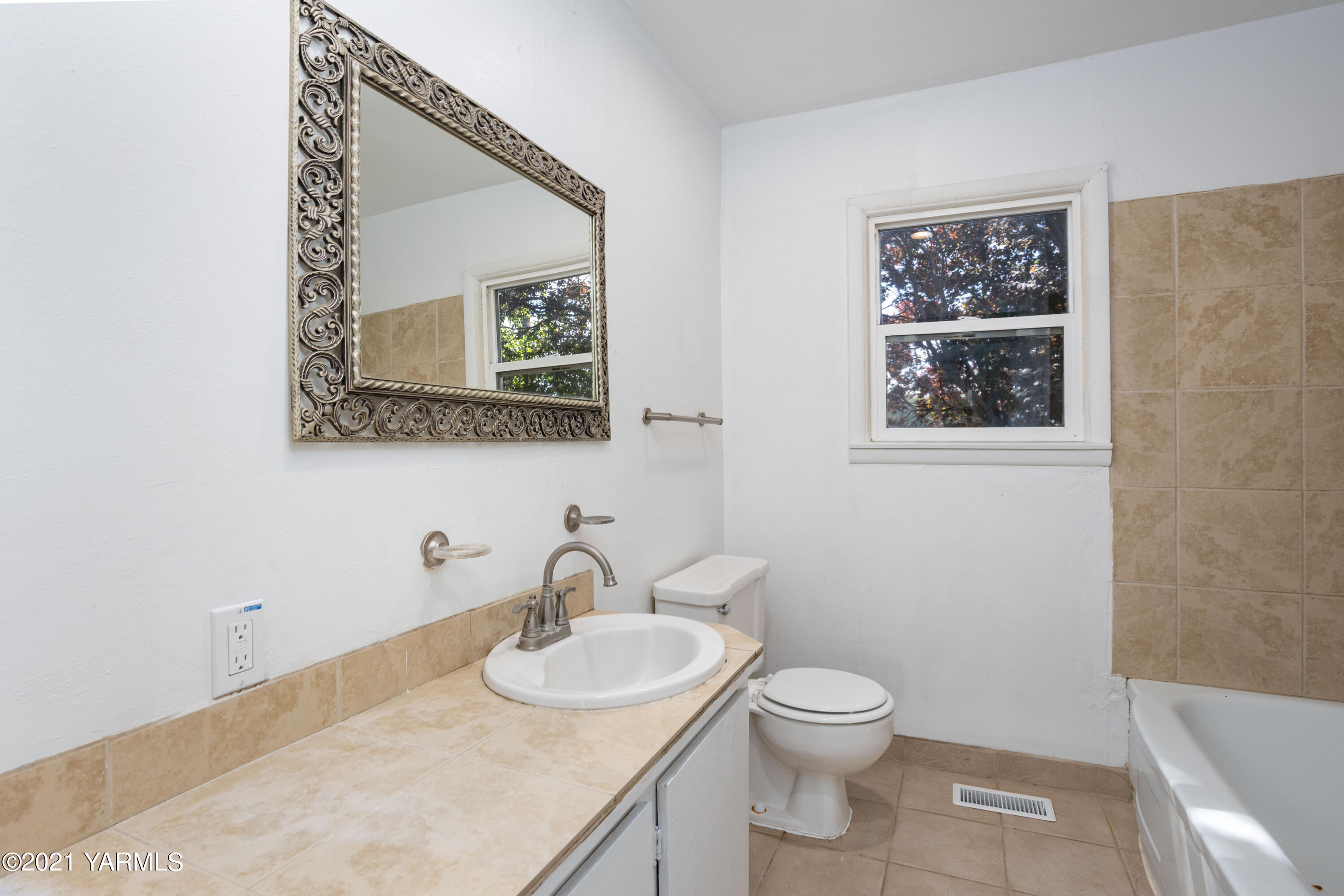 871 Reeves Road Outlook, WA 98938 - Photo 10 of 22 a bathroom with a toilet a sink and mirror