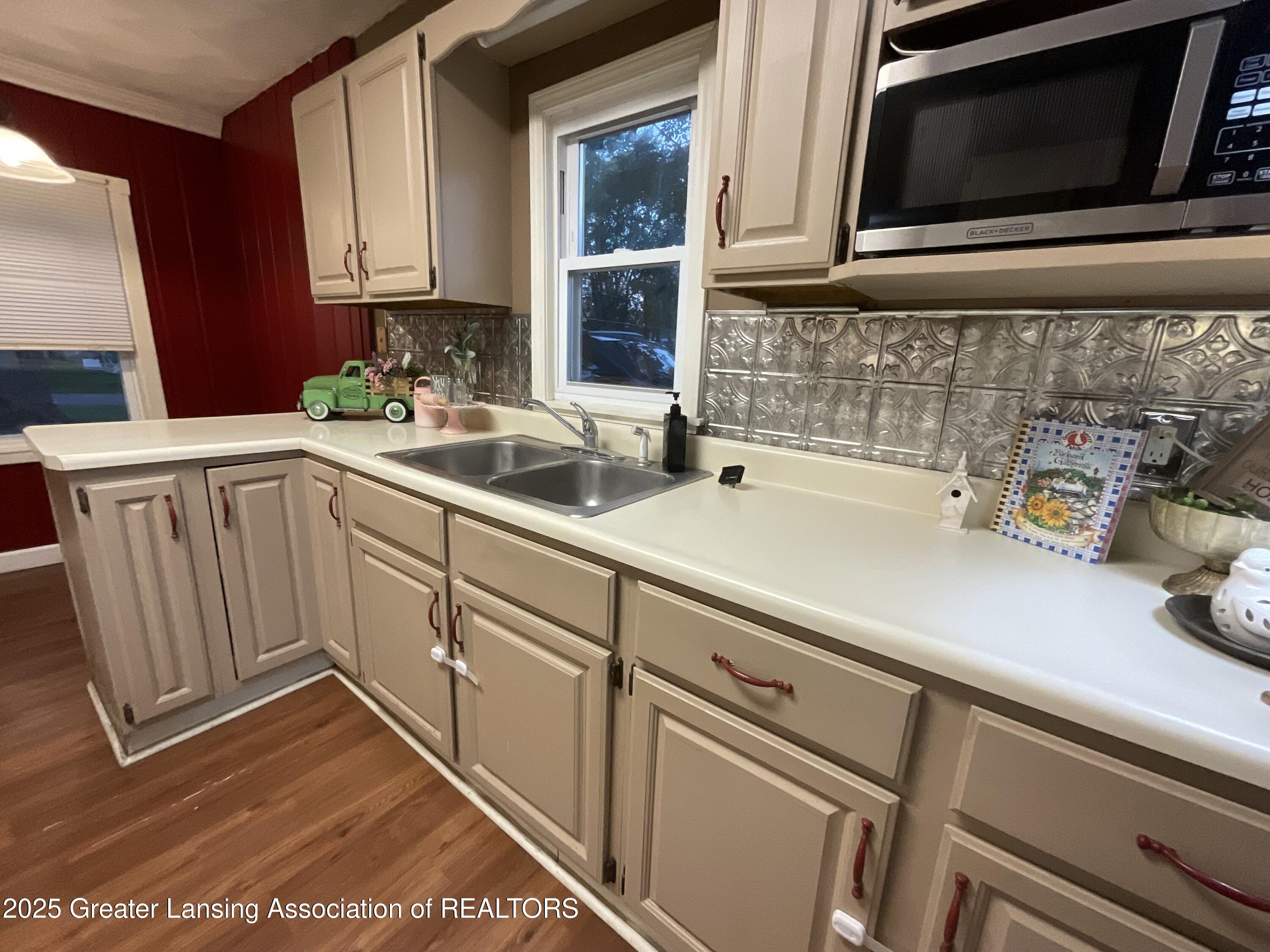315 Oyer Street Springport, MI 49284 - Photo 3 of 27 IMG_4316