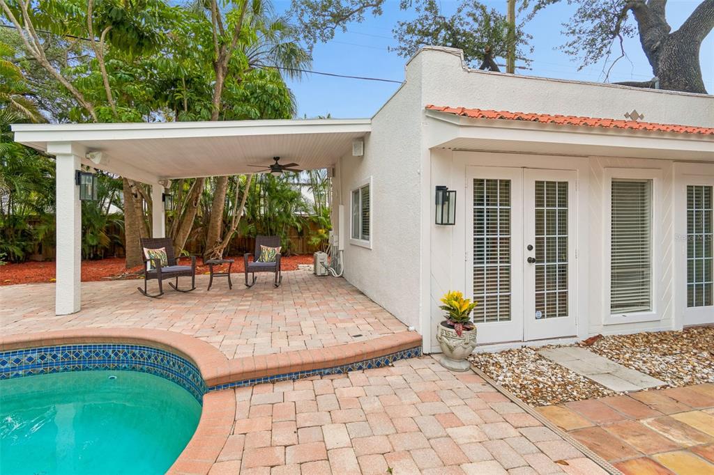 2434 West Prospect Road Tampa, FL 33629 - Photo 31 of 45 a view of a house with dining area and roof deck