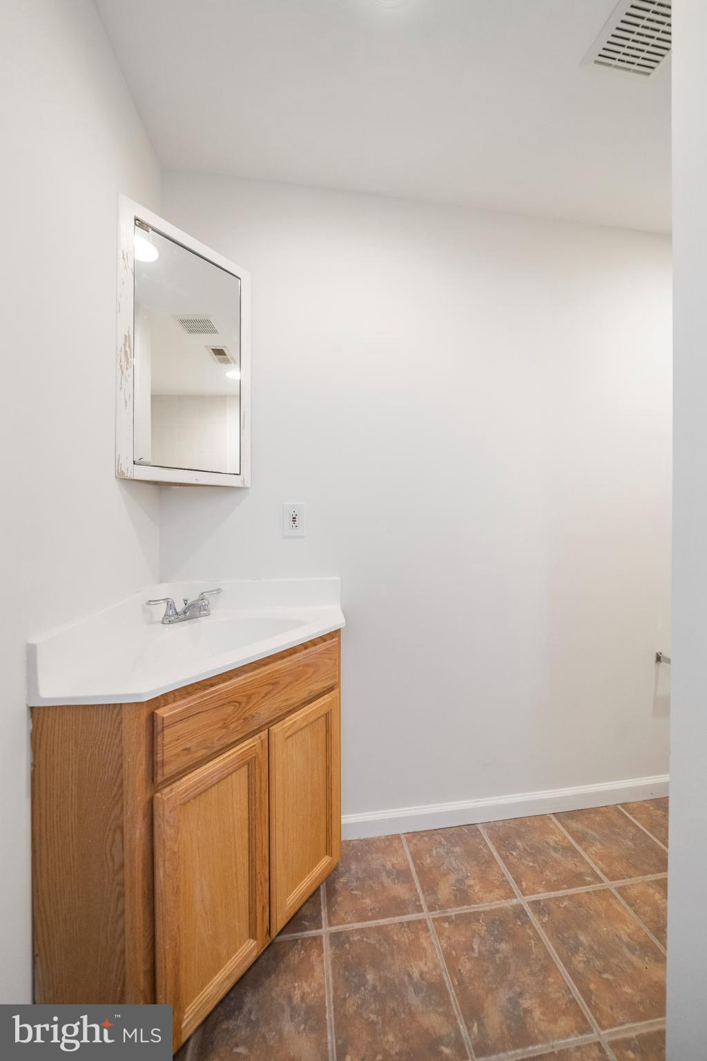 735 Alburger Avenue Philadelphia, PA 19115 - Photo 35 of 47 2nd Floor Full Bathroom