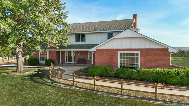 $799,000 | 1104 East Park Road, Garnett, KS 66032