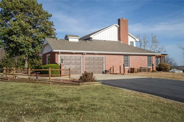 $649,000 | 1104 East Park Road, Garnett, KS 66032