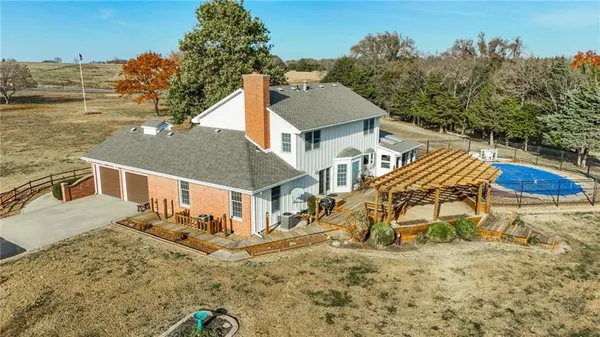 $649,000 | 1104 East Park Road, Garnett, KS 66032