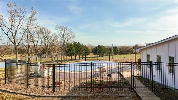 $649,000 | 1104 East Park Road, Garnett, KS 66032