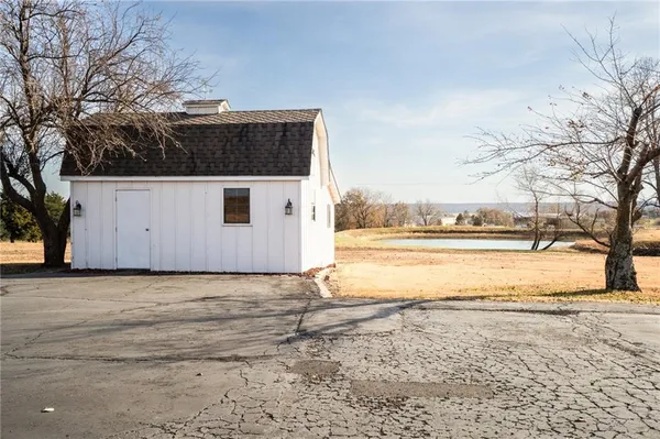 $649,000 | 1104 East Park Road, Garnett, KS 66032