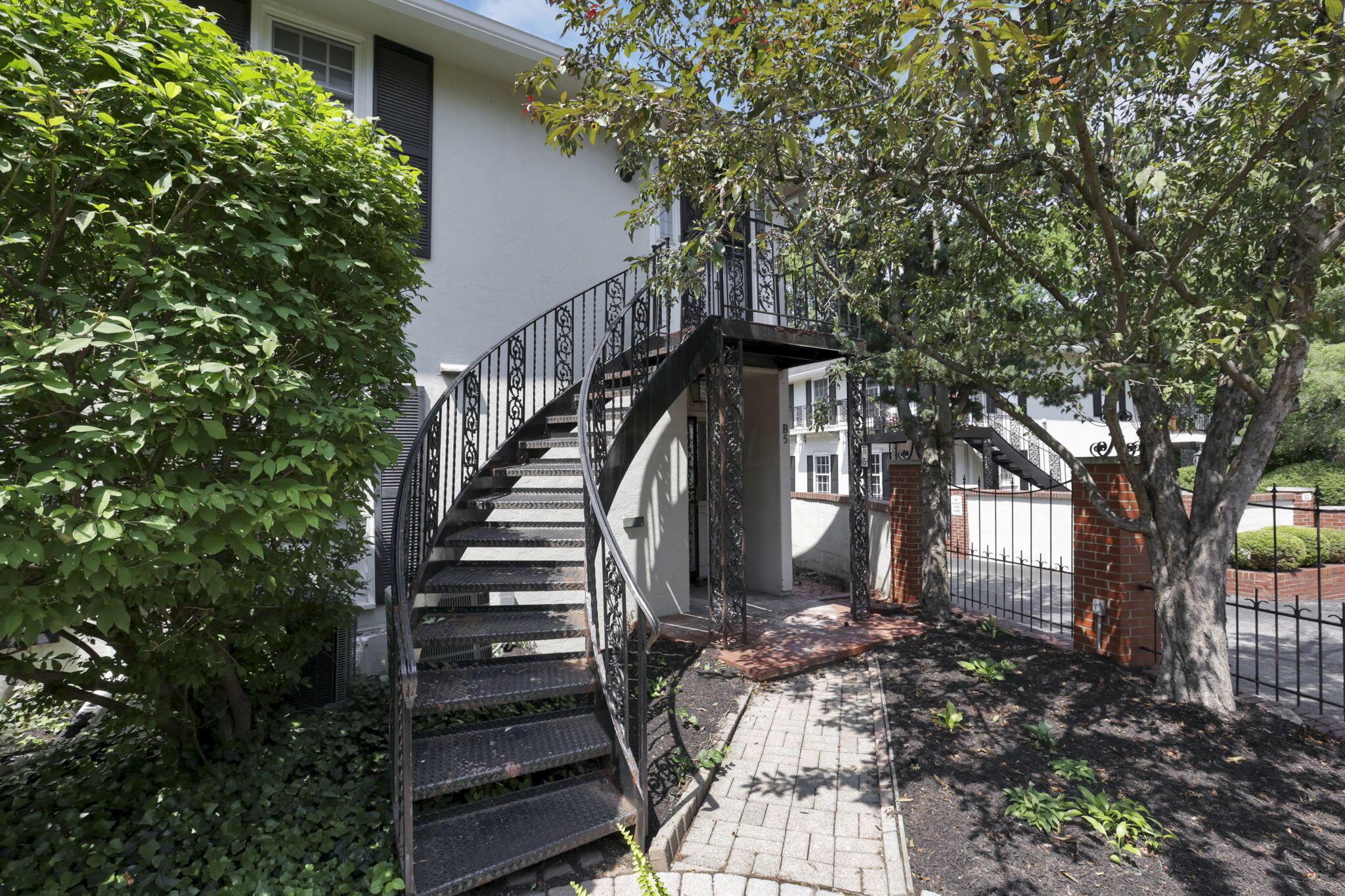 1631 Roxbury Road, Unit B6 Columbus, OH 43212 - Photo 2 of 26 Staircase