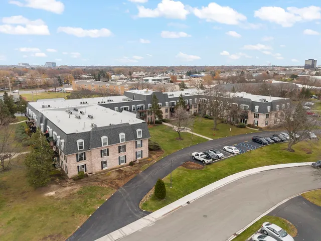 $199,000 | 5200 Carriageway Drive, Unit 101, Rolling Meadows, IL 60008