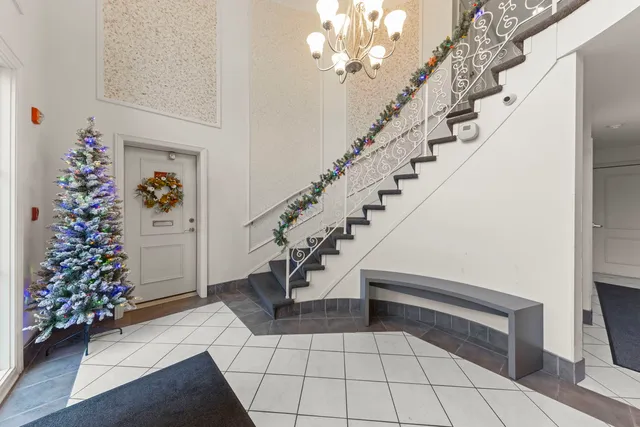 $199,000 | 5200 Carriageway Drive, Unit 101, Rolling Meadows, IL 60008