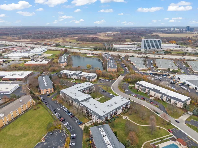 $199,000 | 5200 Carriageway Drive, Unit 101, Rolling Meadows, IL 60008