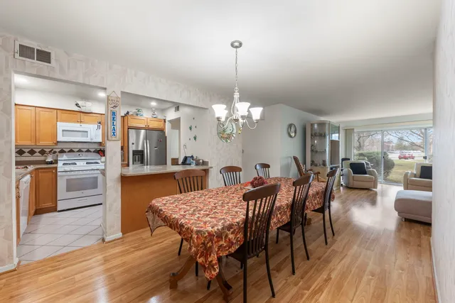 $199,000 | 5200 Carriageway Drive, Unit 101, Rolling Meadows, IL 60008