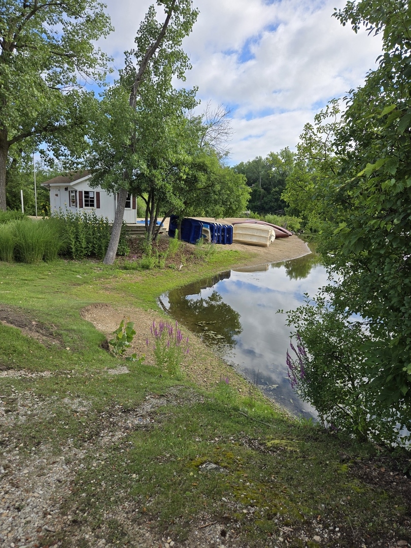 5900 Forest View Road, Unit 2A Lisle, IL 60532 - Photo 22 of 24 a view of a garden with large trees