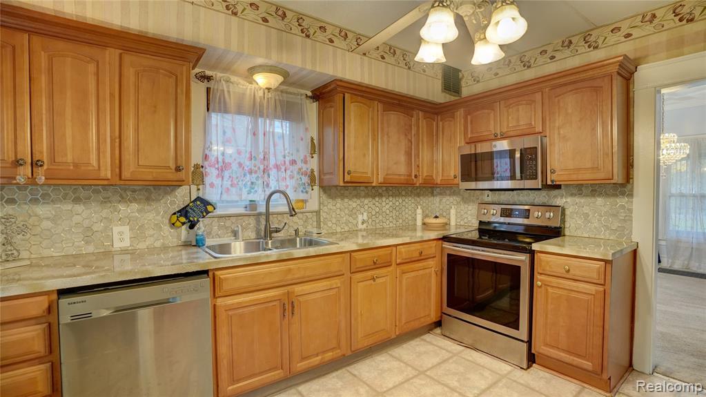 1644 Mason Street Flint, MI 48503 - Photo 8 of 29