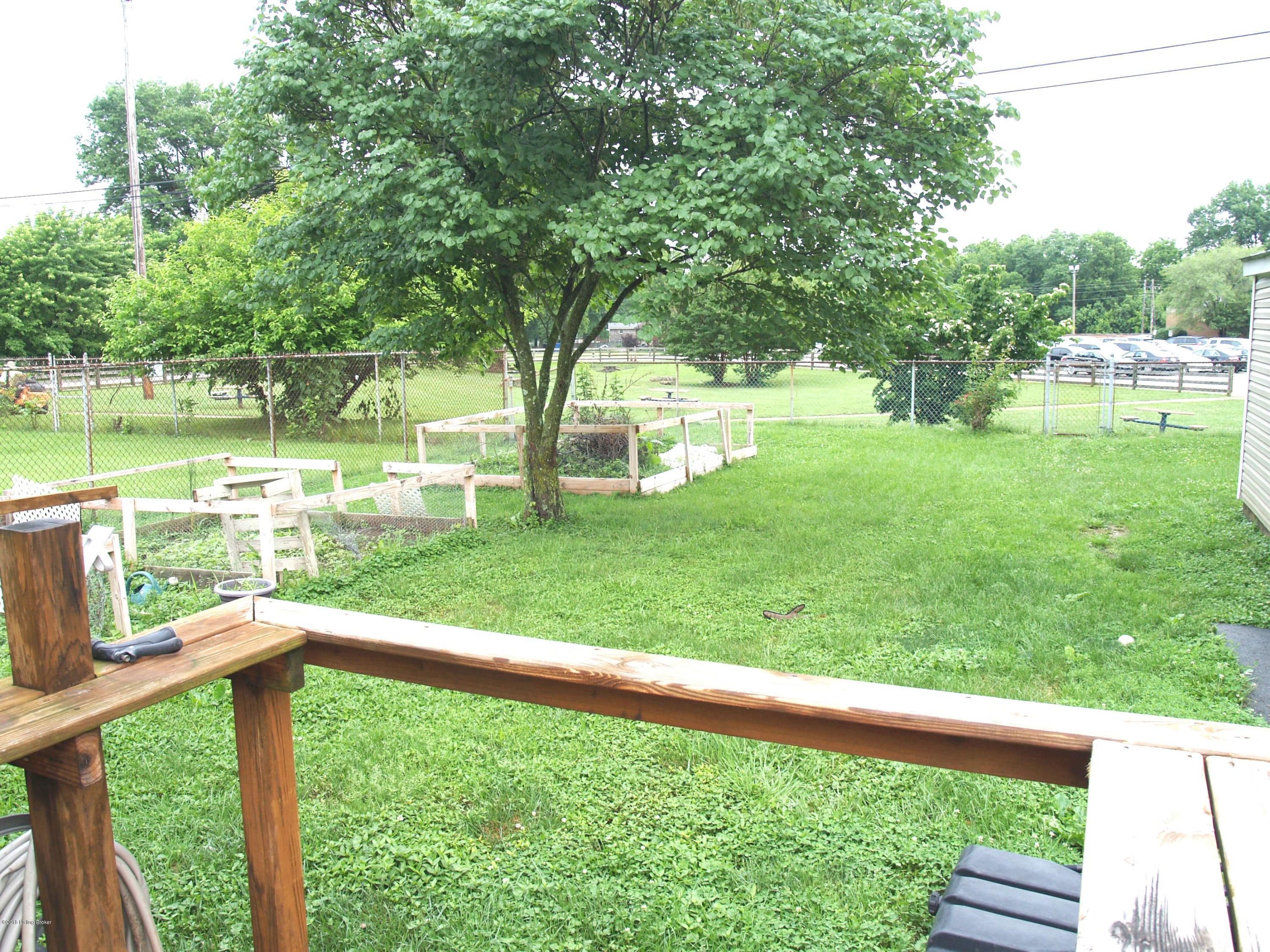 216 Redding Road Louisville, KY 40218 - Photo 14 of 15 P1019576