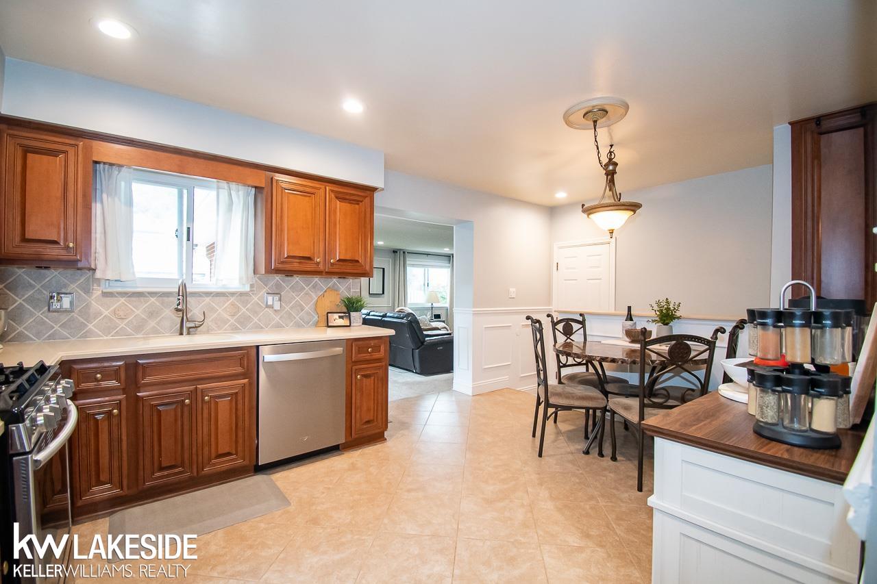 18530 Bittersweet Road Fraser, MI 48026 - Photo 2 of 24