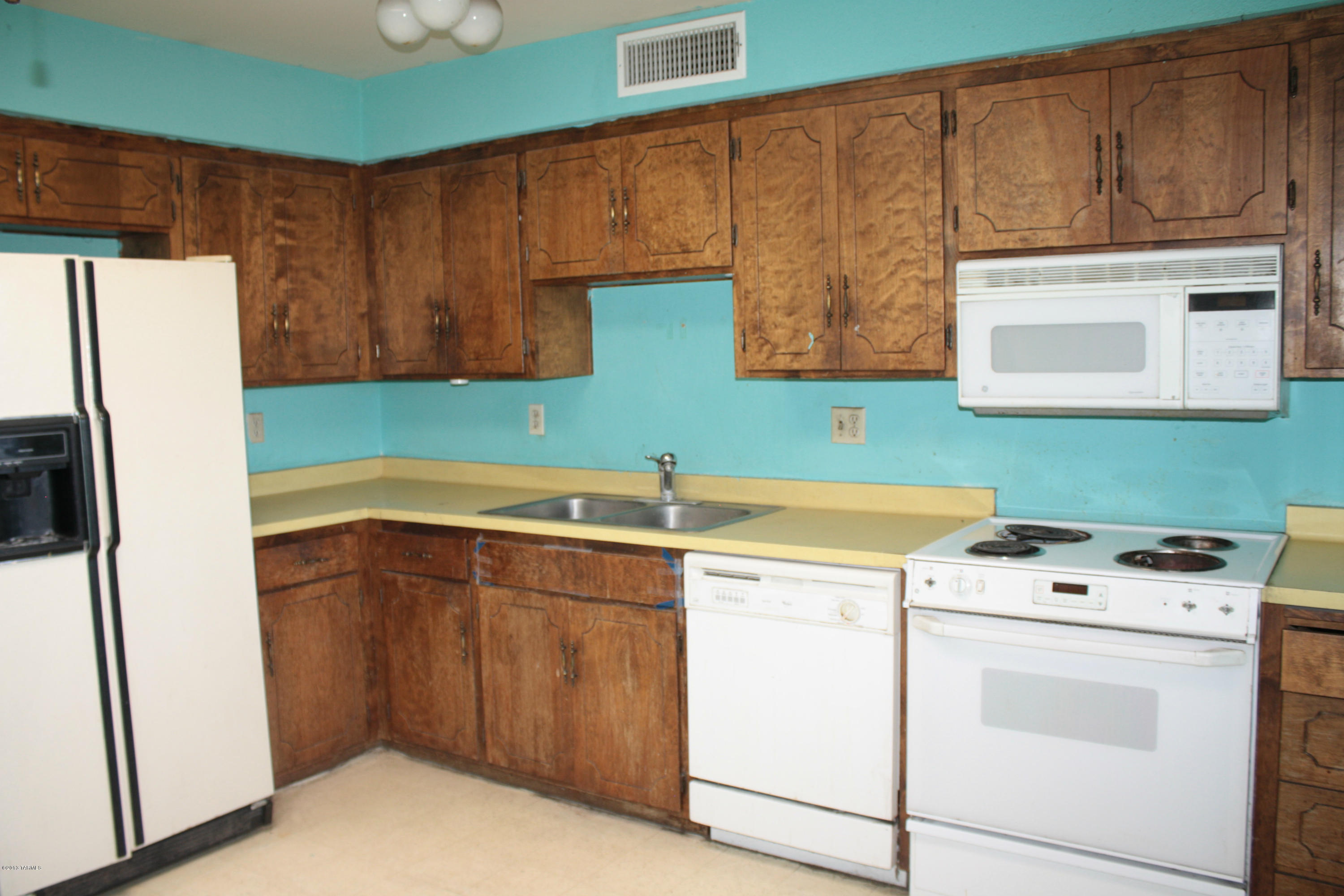 47 East Pastime Road Tucson, AZ 85705 - Photo 3 of 16 a room with storage and utility