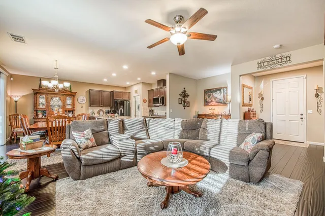 $469,000 | 1764 North Mcpherson Lane, Clovis, CA 93619