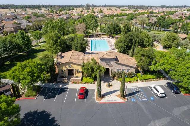 $469,000 | 1764 North Mcpherson Lane, Clovis, CA 93619
