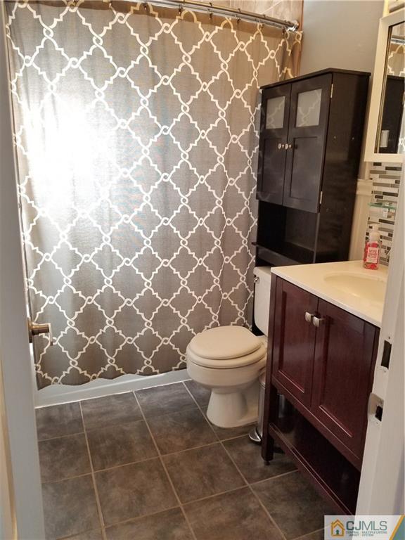 197 Evergreen Road, Unit 3B Edison, NJ 08837 - Photo 17 of 20 a bathroom with a toilet and a shower curtain
