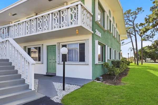 $199,000 | 2004 Lake Osborne Drive, Unit 1, Lake Worth Beach, FL 33461