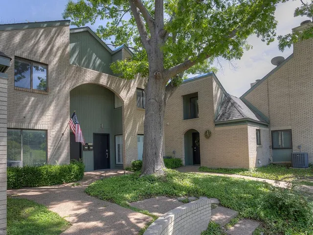 $2,000 | 2633 McCart Avenue, Fort Worth, TX 76110