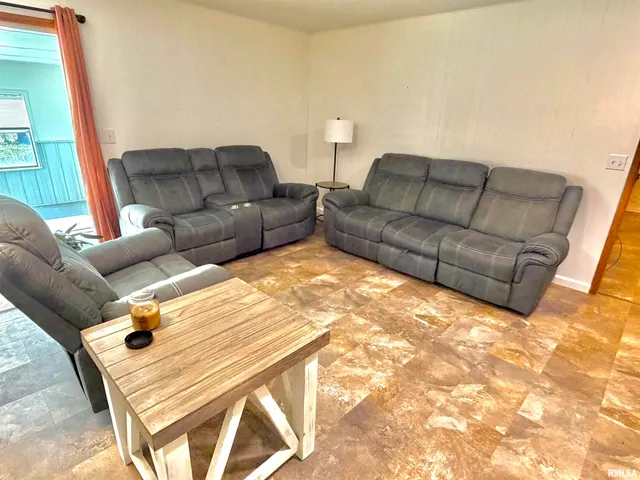 $229,900 | 315 Hosselton Street Southwest, Clay City, IL 62824