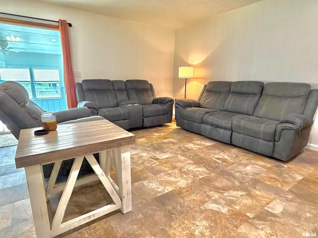 $229,900 | 315 Hosselton Street Southwest, Clay City, IL 62824