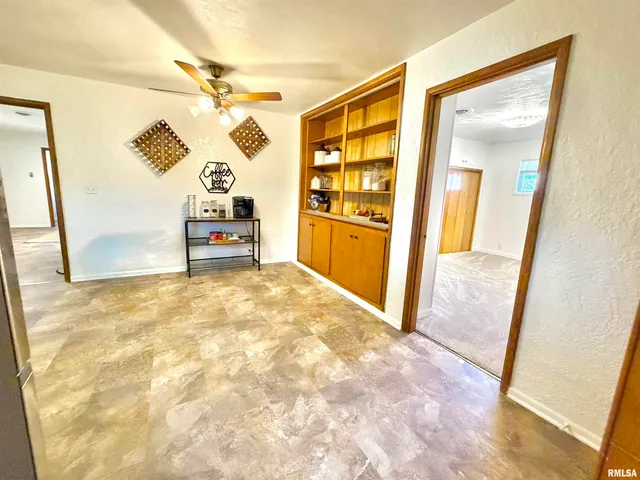 $229,900 | 315 Hosselton Street Southwest, Clay City, IL 62824