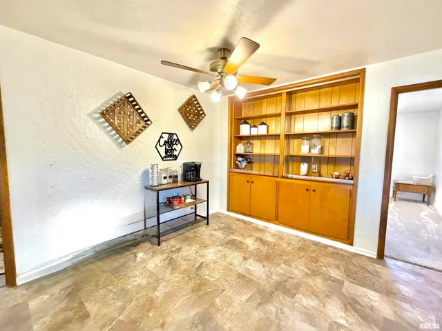 $229,900 | 315 Hosselton Street Southwest, Clay City, IL 62824