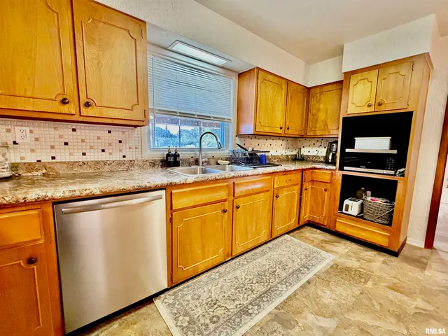 $229,900 | 315 Hosselton Street Southwest, Clay City, IL 62824