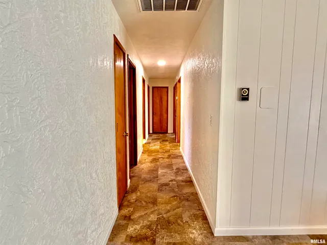 $229,900 | 315 Hosselton Street Southwest, Clay City, IL 62824