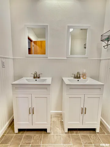 $229,900 | 315 Hosselton Street Southwest, Clay City, IL 62824