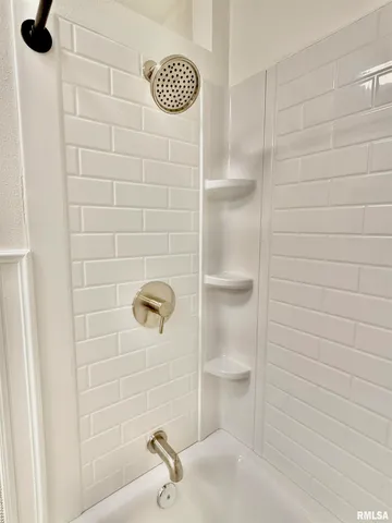 $229,900 | 315 Hosselton Street Southwest, Clay City, IL 62824