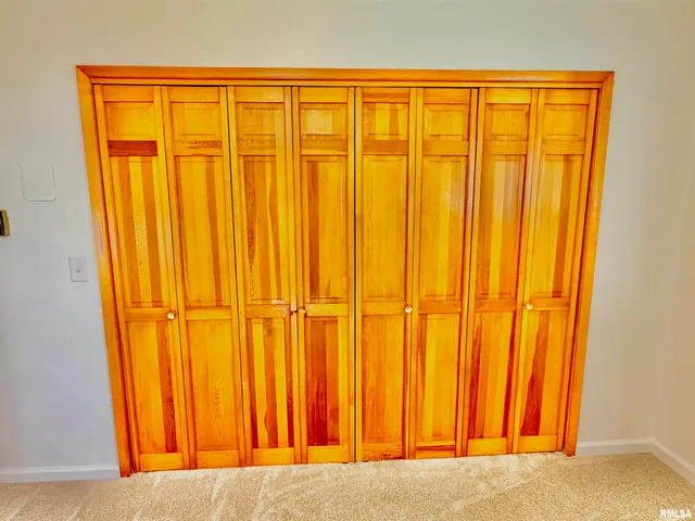 $229,900 | 315 Hosselton Street Southwest, Clay City, IL 62824